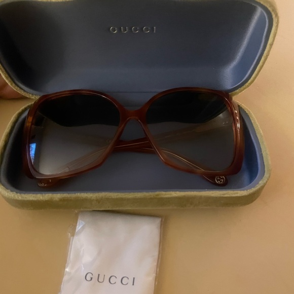Gucci Oversized Sunglasses with case - Picture 4 of 4